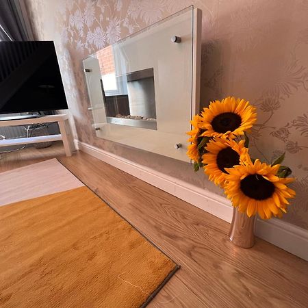 Contractors Or Family House - M1 Nottingham - Ikea Retail Park - Catkin Drive - 2 Bed Home With Driveway, Private Garden, Sleeps 4 - Tv'S In All Rooms Giltbrook Bagian luar foto