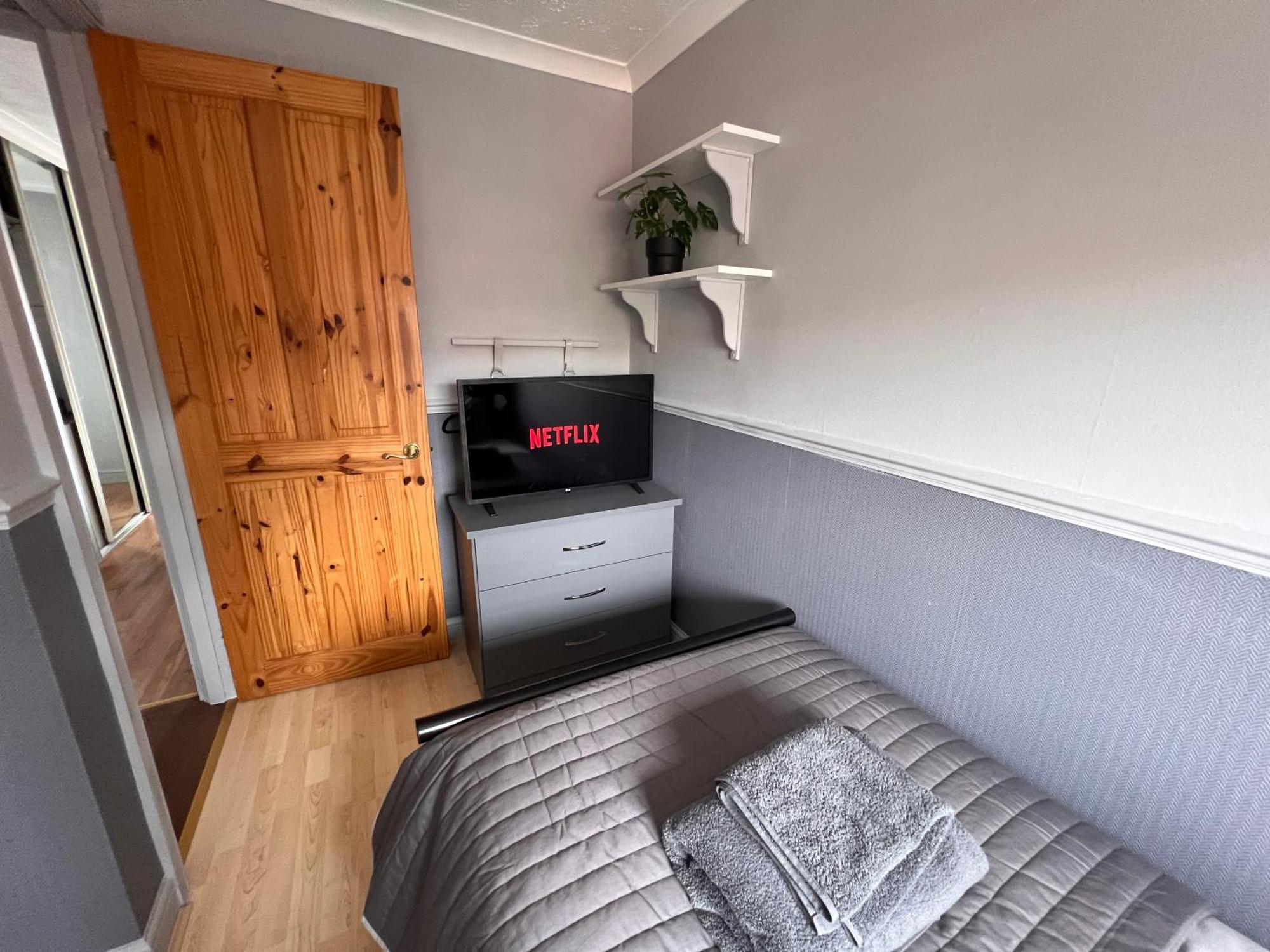Contractors Or Family House - M1 Nottingham - Ikea Retail Park - Catkin Drive - 2 Bed Home With Driveway, Private Garden, Sleeps 4 - Tv'S In All Rooms Giltbrook Bagian luar foto